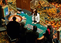 Mitchell Tenpenny Island Resort and Casino, se pode entrar ao casino con 17 anos